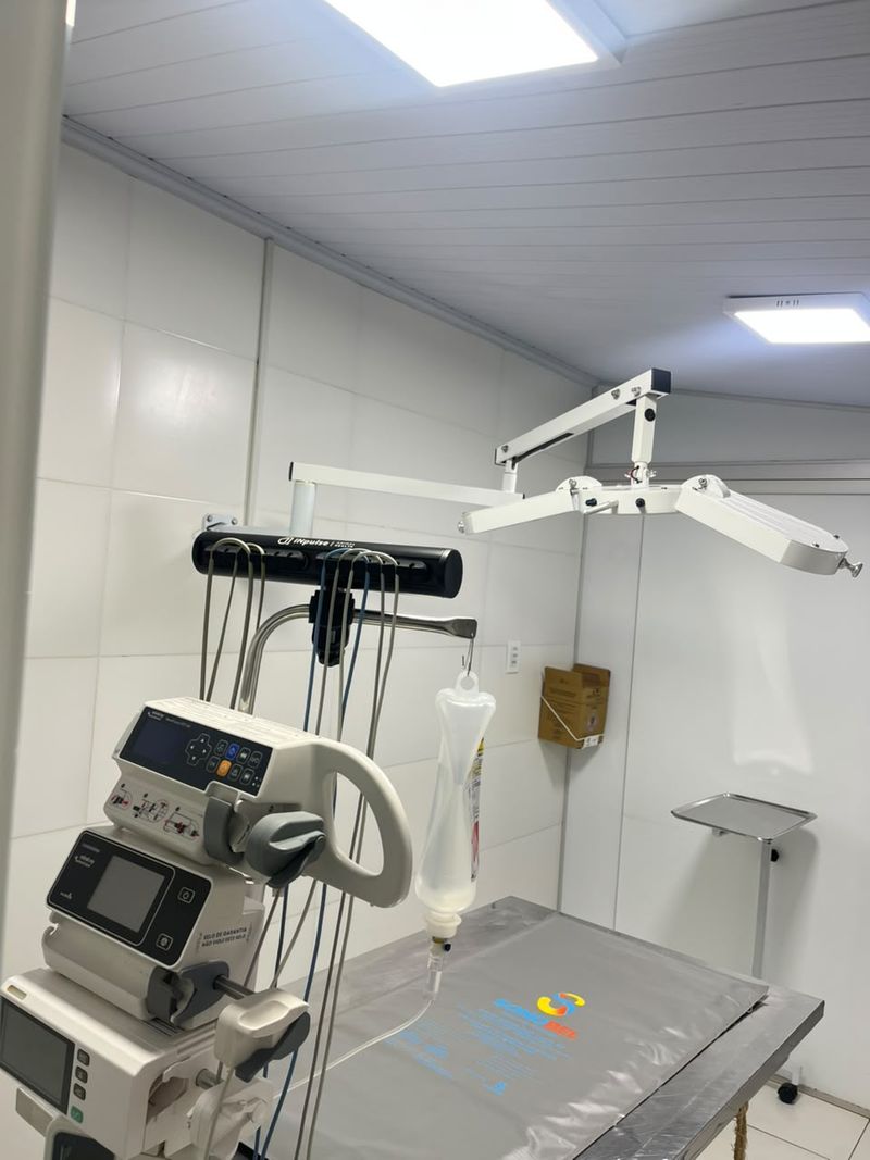 Bloco cirúrgico da Upa Pets com foco de luz, bombas de infusão e mesa cirúrgica