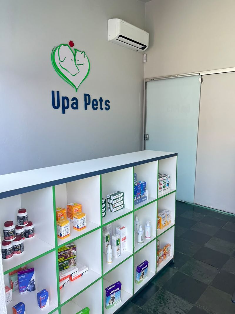 Recepção da Upa Pets com o logo da clínica na parede e balcão com produtos veterinários